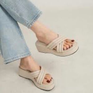 NWT Dee Ocleppo Sicily sandal in chalk